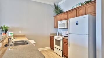 Frigorífic, microones, forn i placa de cuina