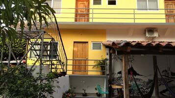 Vista frontal de la propiedad