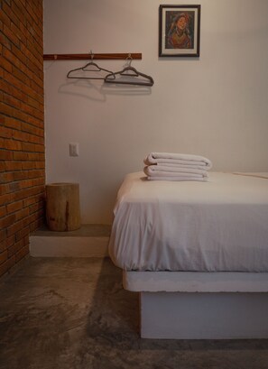 Basic Double Room | Free WiFi, bed sheets - Paziflora Hostel (Puerto Escondido)