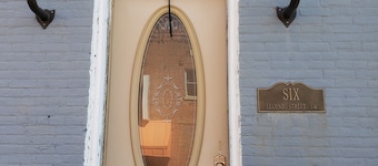 Downtown Chatfield-Lovely 2nd Fl  Loft (2 Bdrm/1 bath)  w/Private Deck & hottub