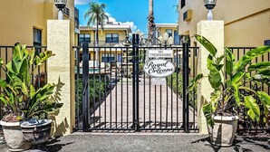 Uma entrada com portão para um hotel, com uma placa que diz "Royal Orleans".