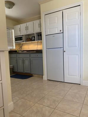 Fridge, microwave, stovetop, coffee/tea maker