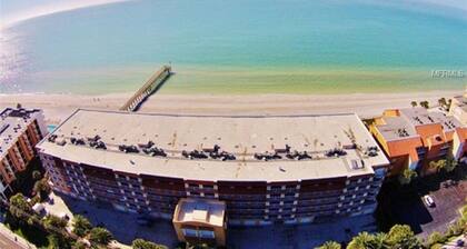 Adorable Studio with Gulf Views and Easy Access to the Beach!