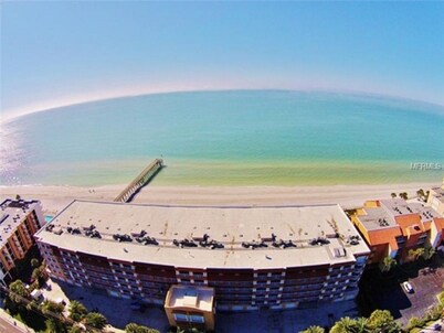 Adorable Studio with Gulf Views and Easy Access to the Beach!