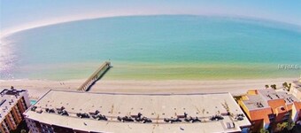 Adorable Studio with Gulf Views and Easy Access to the Beach!