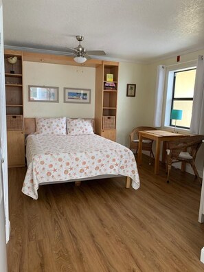 Een bureau, een strijkplank/strijkijzer, gratis wifi, beddengoed