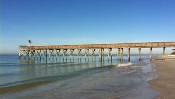 Una playa cerca, sillas reclinables de playa, toallas de playa