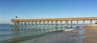 Adorable Studio with Gulf Views and Easy Access to the Beach!