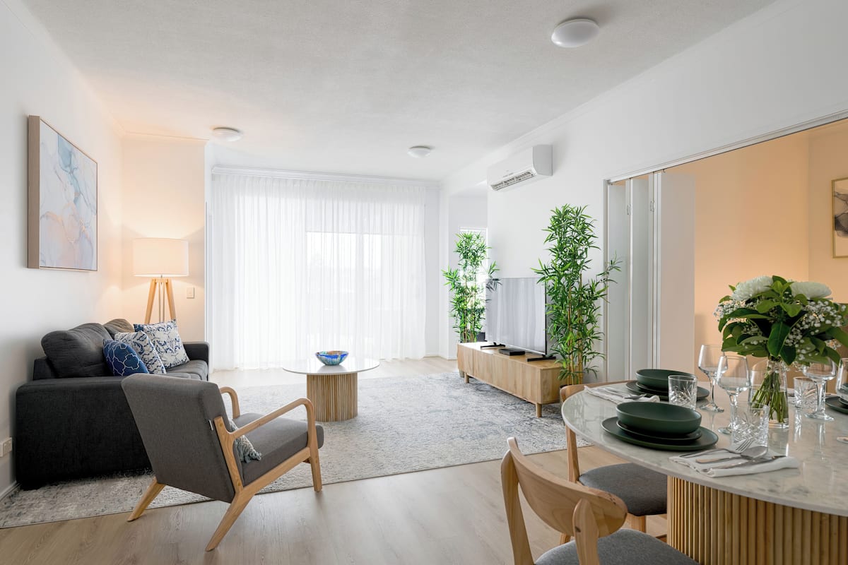 2 Bedroom with Study | Área de sala de estar | Televisión LED y reproductor de DVD