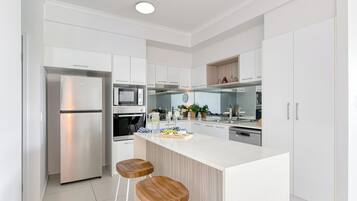 2 Bedroom 2 Queens | Private kitchen | Full-sized fridge, microwave, oven, stovetop