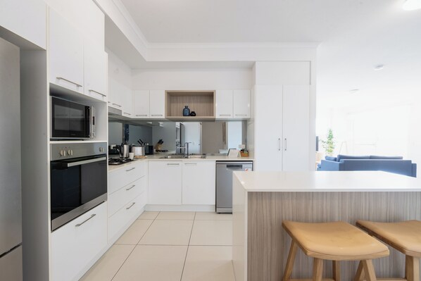 2 Bedroom Family | Cocina privada | Refrigerador con congelador, microondas, horno y parrilla de estufa 