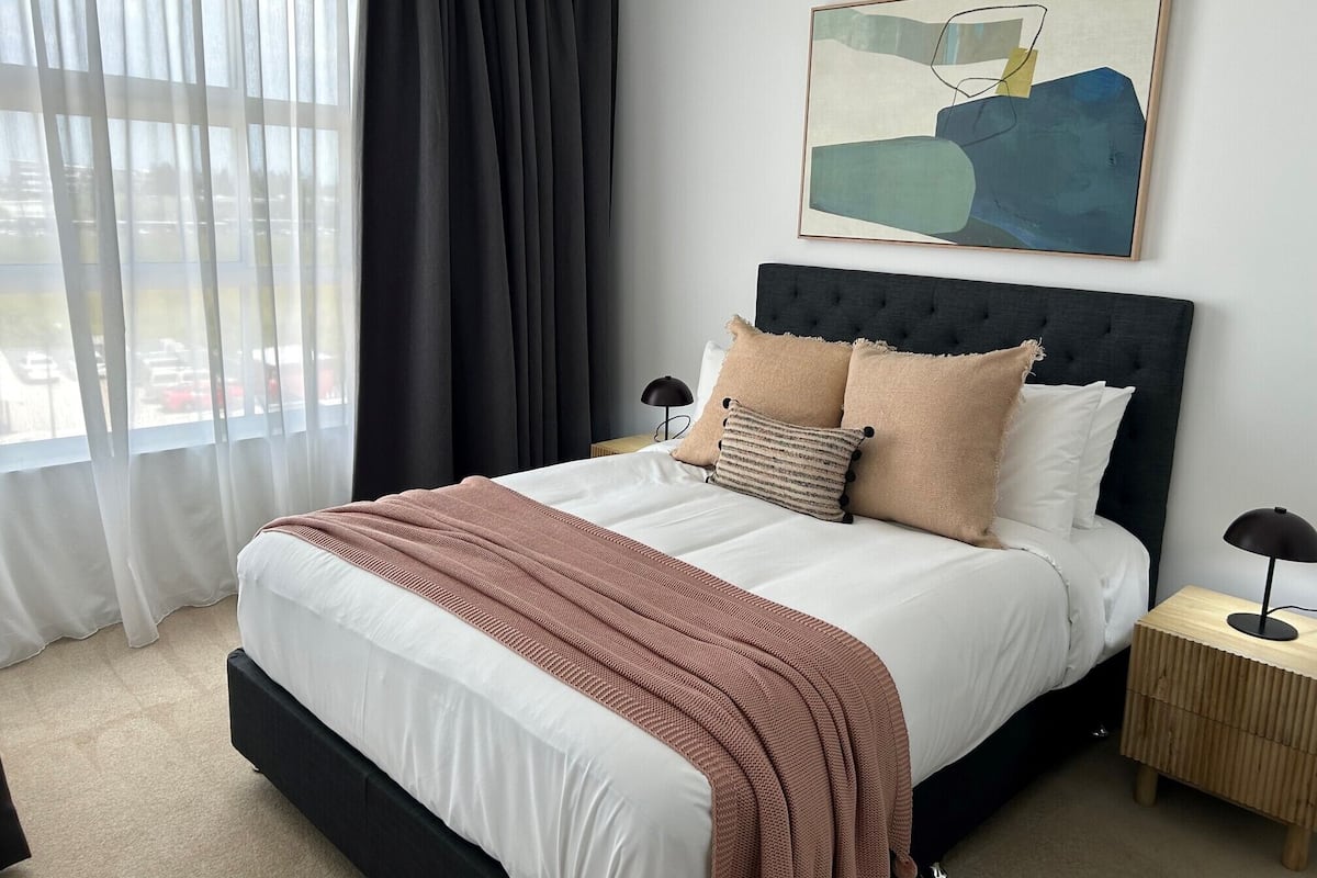 2 Bedroom Penthouse | Individueel gedecoreerd, individueel gemeubileerd, een bureau