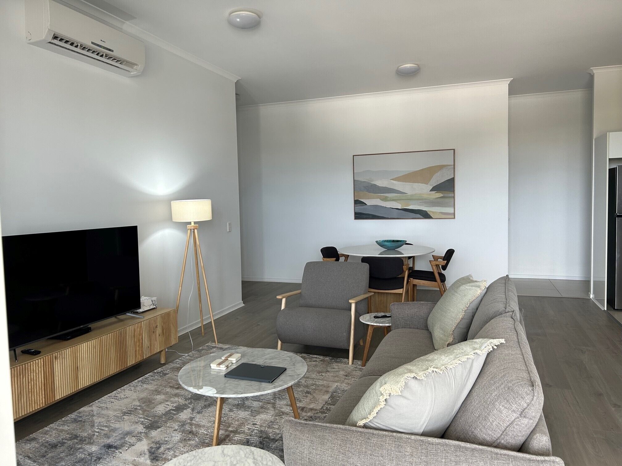 2 Bedroom Penthouse | Trang trí khác biệt, trang bị nội thất với thiết kế riêng biệt, bàn 