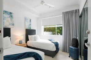 2 Bedroom Family | Decoración personalizada, muebles diferentes y escritorio 