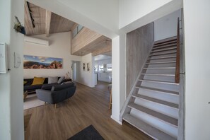 Smart TV, fireplace, DVD player, books - Villa Sauvignon – Modern Home with Heated Pool, Outdoor Kitchen & Mountain Views (Constantia - Kapstadt)