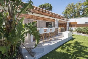 Terrace/patio - Villa Sauvignon – Modern Home with Heated Pool, Outdoor Kitchen & Mountain Views (Constantia - Kapstadt)