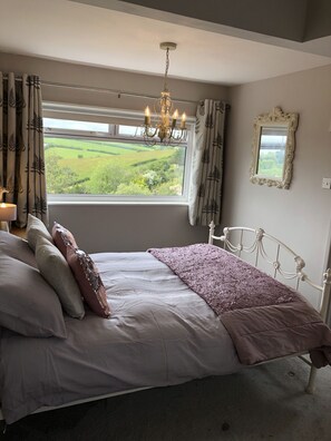 4 bedrooms, iron/ironing board, Internet, bed sheets