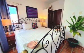 1 Schlafzimmer, Zimmersafe, Schreibtisch, Bügeleisen/Bügelbrett