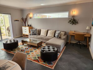 Smart TV, chimenea, reproductor de DVD y libros 