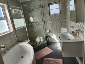 Badewanne, Haartrockner, Handtücher, Seife
