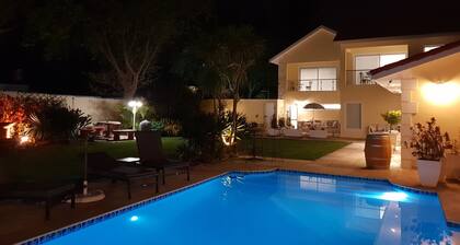 Cottage Cabernet, 4-STAR, Voll-Küche, Fast-WiFi, 50" Smart-TV, beheizter Pool