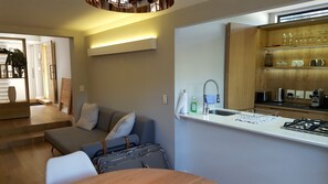 Interior - Cottage Chenin, full kitchen, fast wifi, 40 "smart TV, climate, wood burning stove (Deurdrif - Kapstadt)