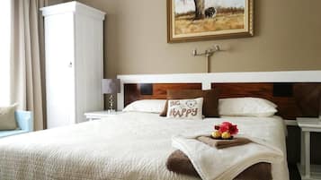 Tabla de planchar con plancha, wifi y ropa de cama