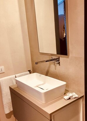 Dusche, Bidet, Handtücher, Seife