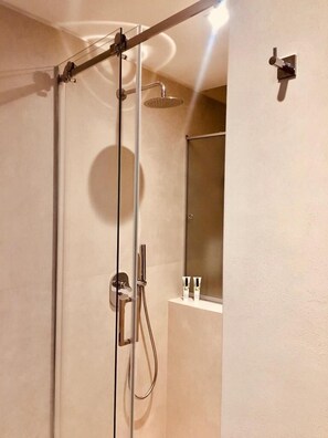 Dusche, Bidet, Handtücher, Seife