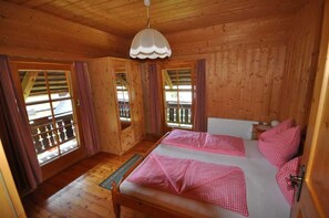 2 bedrooms, in-room safe, desk, WiFi