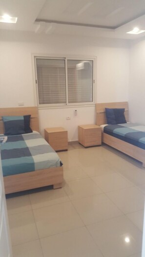 4 bedrooms, iron/ironing board, WiFi, bed sheets