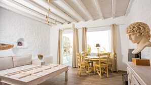 Leilighet – deluxe, sjøutsikt | Spiseområde på rommet