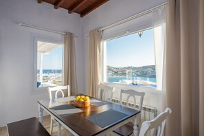 Panoramic-Haus, Meerblick | Essbereich im Zimmer