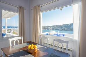 Casa panorâmica, vista para o mar | Opções para refeição no quarto