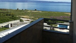 A balcony with a view of a large body of water and distant land. - Apartment in Split with Seaview, Terrace, Air condition, WIFI (4749-1) (Split)
