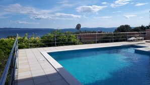 A swimming pool with a clear view of the sea and distant mountains. - Apartment in Split with Seaview, Terrace, Air condition, WIFI (4749-1) (Split)