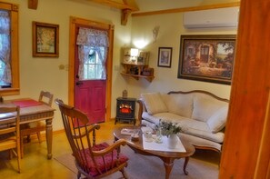 Romantisk småhus, 2 soverom, hageutsikt (Aschenputtel Cottage) | Oppholdsområde