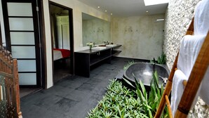 Villa, 4 habitaciones | Baño | Bañera y ducha independientes y cabezal de ducha tipo lluvia