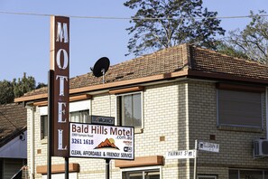 Un letrero de motel con la leyenda 'Bald Hills Motel' y 'Sin Vacantes'.