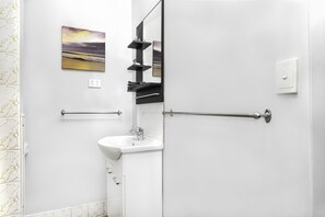 Business Double Room | Individually decorated, individually furnished, desk, laptop workspace - Bald Hills Motel (Bald Hills)