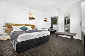 Habitación empresarial doble | Decoración personalizada, muebles diferentes y escritorio 