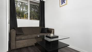 Habitación Premium | Decoración personalizada, muebles diferentes y escritorio