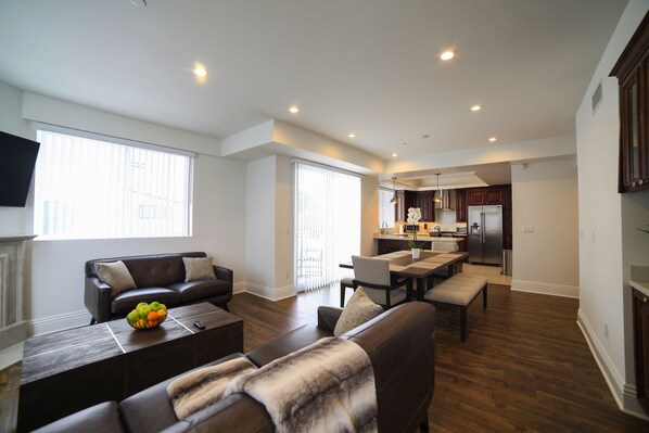 スマートテレビ、暖炉、ステレオ