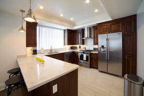 冷蔵庫、電子レンジ、オーブン、コンロ