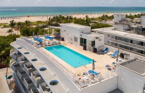Pool - Cozy Ocean Drive Studio - Roof top Pool and Bar (Miami Beach)