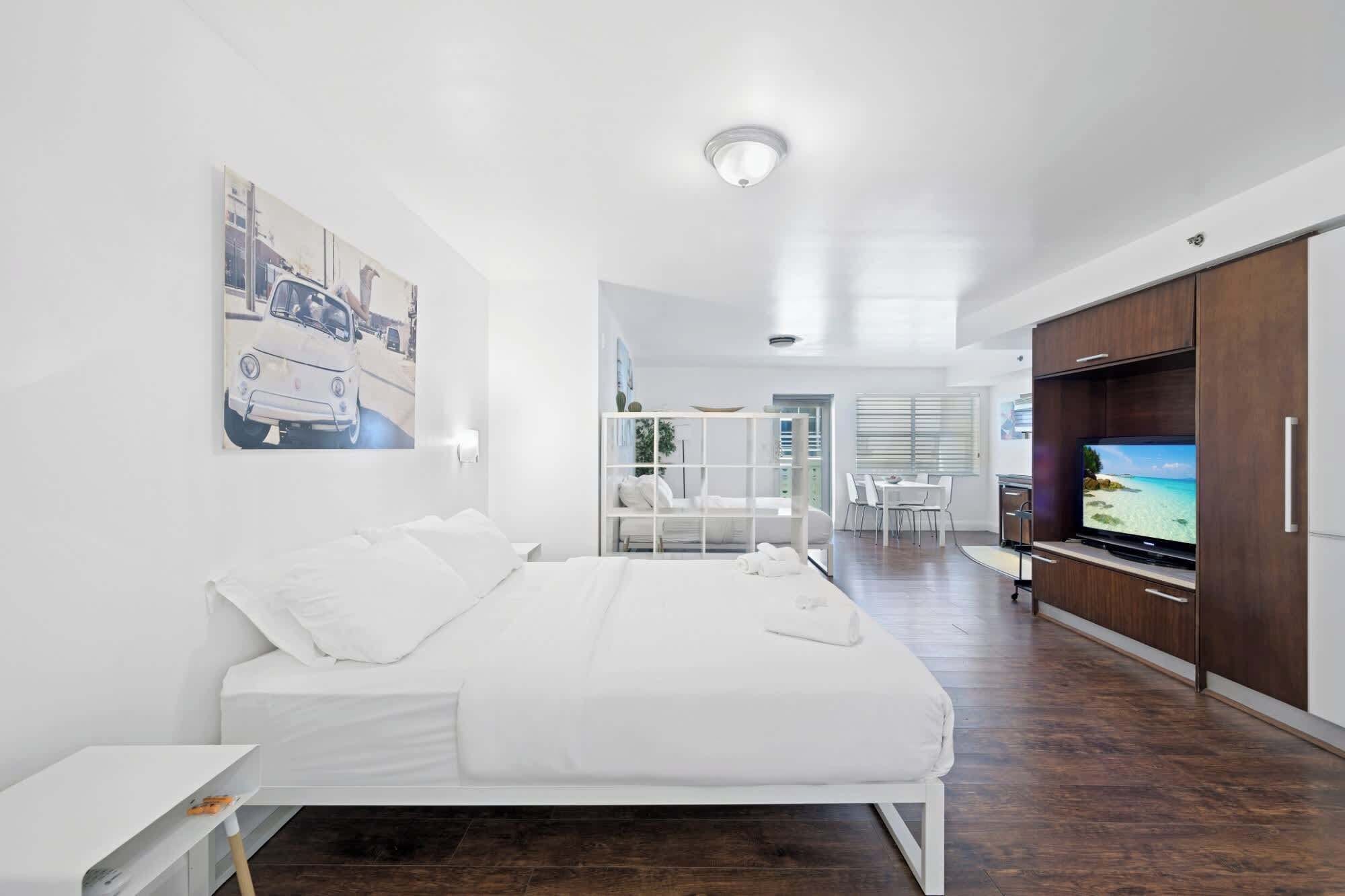 Tabla de planchar con plancha, wifi gratis y ropa de cama 