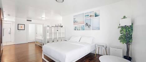 Tabla de planchar con plancha, wifi gratis y ropa de cama