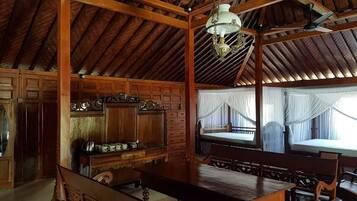 Family Shared Dormitory, 6 Bedrooms, Vineyard View | Living area