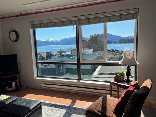 Studio Downtown Apt. 7 w/ Ocean & Mountain Views.