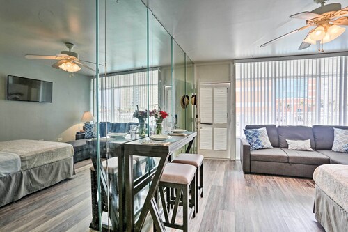 Virginia Beach Studio w/ Balcony + Pool View!
